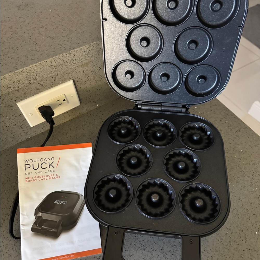 Wolfgang Puck Mini Bundt Cake Maker